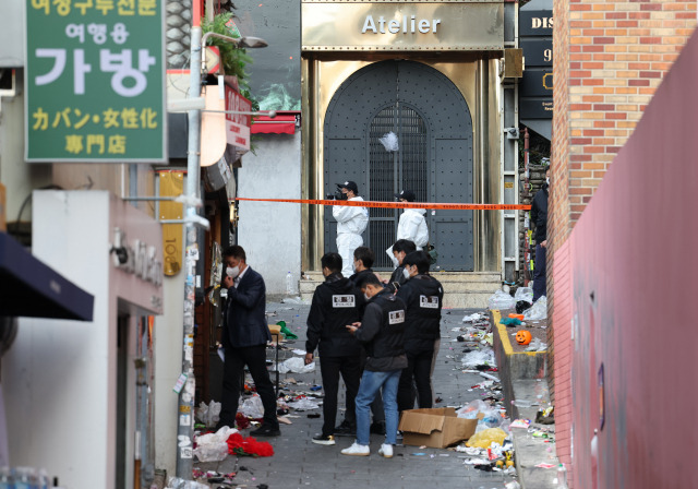 31일 오후 서울 용산구 이태원에서 국립과학수사연구원 및 경찰 관계자 등이 '핼러윈 압사 참사' 현장감식을 벌이고 있다. 연합뉴스