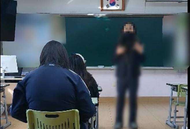 막말 사과하는 교사  경상남도의 한 초등학교 교사가 막말로 인한 아동학대 혐의로 경찰 조사를 받고 있다. 그가 학생과 학부모 앞에서 사과하고 있다. A 초등학교 학부모 제공. 재판매 및 DB 금지.