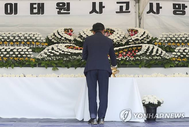 경남도청에 마련된 이태원 사고 사망자 합동분향소 (창원=연합뉴스) 김동민 기자 = 31일 경남 창원시 의창구 경남도청 광장에 마련된 '이태원 사고 사망자 합동분향소'에서 한 시민이 조문하고 있다. 2022.10.31 image@yna.co.kr