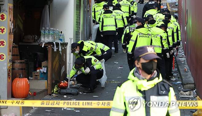 이태원 사고 현장 수색 (서울=연합뉴스) 한상균 기자 = 지난 30일 용산구 이태원 압사사고 현장에서 경찰이 유류품 등을 수색 하고 있는 모습. 
    지난 29일 밤 이태원동 일대에 핼러윈 인파가 한꺼번에 몰리면서 140명 이상이 사망하는 대규모 압사 참사가 났다. 2022.10.30 xyz@yna.co.kr