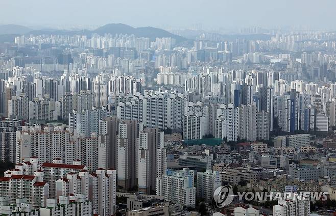 서울 아파트 단지  (서울=연합뉴스) 이지은 기자 = 서울 여의도 스퀘어에서 바라본 아파트 단지. 2022.8.16 jieunlee@yna.co.kr