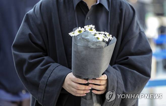 이태원 참사 피해자 추모 (서울=연합뉴스) 김주성 기자 = 이태원 참사 희생자들을 추모하는 시민들이 31일 서울 용산구 녹사평역 인근 이태원 사고 사망자 합동분향소를 찾아 조문하고 있다. 2022.10.31 utzza@yna.co.kr