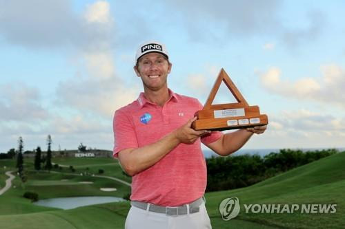 버터필드 버뮤다 챔피언십 우승 트로피를 든 파워. [AFP/게티이미지=연합뉴스]