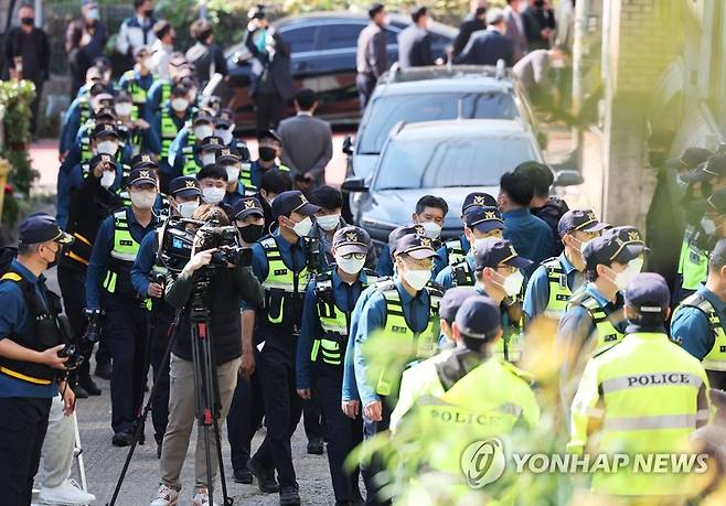 '수원 발발이' 거주지 주변 순찰 강화 (화성=연합뉴스) 홍기원 기자 = '수원 발발이'로 불린 연쇄성폭행범 박병화가 출소한 31일, 거주지인 경기도 화성시의 원룸 주변을 경찰이 통제하고 있다. 2022.10.31 xanadu@yna.co.kr