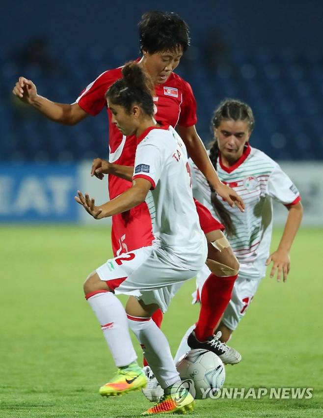 여자부 축구연맹전 최우수선수인 위정심 (팔렘방=연합뉴스) 김도훈 기자 = 2018년 자카르타-팔렘방 아시안게임 여자축구 조별리그 예선 북한과 타지키스탄의 1차전에서 북한 위정심이 타지키스탄 수비 두명을 드리블로 제치고 있다. 2018.8.17 superdoo82@yna.co.kr