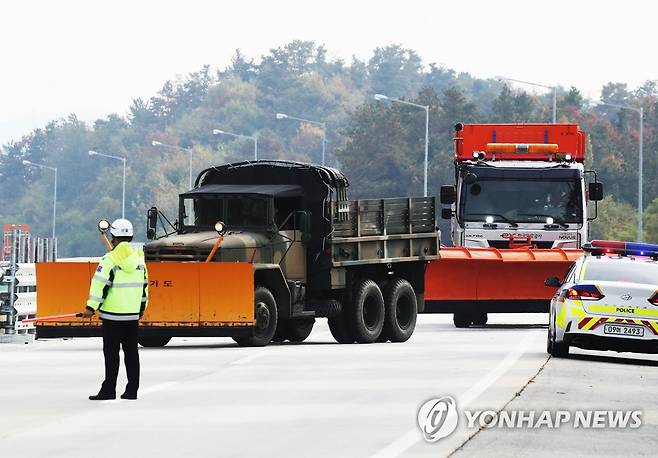 폭설로 막힌 고속도로를 뚫어라 [연합뉴스 자료사진]