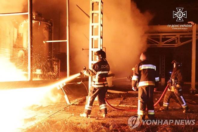 러시아 드론 공격 받은 에너지 시설에서의 진화작업 [로이터 연합뉴스 자료사진. 우크라이나 국가비상청 제공. 재판매 및 DB 금지]