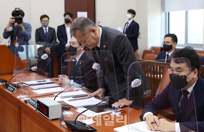 이상민 행정안전부 장관이 1일 서울 여의도 국회에서 열린 행정안전위원회 전체회의 ‘이태원 사고 관련 현안보고’에서 허리 숙여 사과하고 있다. (사진=노진환 기자)