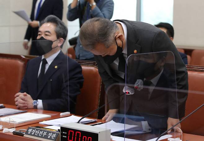 이상민 행정안전부 장관이 1일 서울 여의도 국회에서 열린 행정안전위원회 전체회의 ‘이태원 사고 관련 현안보고’에서 허리숙여 사과하고 있다.(사진=노진환 기자)