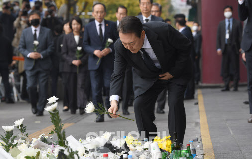 윤석열 대통령과 국무위원들이 1일 서울 이태원역 1번 출구 앞에 마련된 ‘핼러윈 인파’압사 사고 희생자 추모 공간을 찾아 추모하고 있다.(사진=방인권 기자)