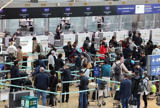 26일 영종도 인천국제공항 제1여객터미널 출국장이 해외 여행객들로 붐비고 있다. (사진=연합뉴스)