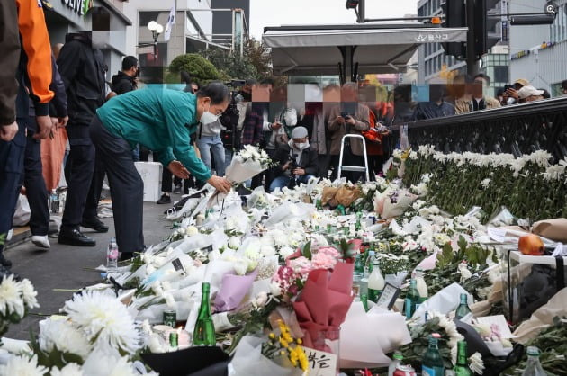 서울 용산구 이태원역 1번 출구 앞에 마련된 압사 사고 희생자 추모 공간에 헌화하고 있는 한덕수 국무총리.