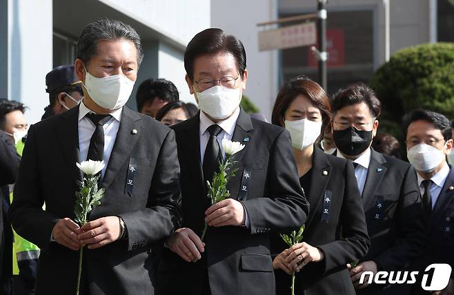 이재명 대표를 비롯한 더불어민주당 의원들이 31일 오전 서울 용산구 이태원역 1번출구에 마련된 이태원 핼러윈 압사 참사 희생자 추모공간에서 헌화를 준비하고 있다. (공동취재) 2022.10.31/뉴스1 ⓒ News1 구윤성 기자