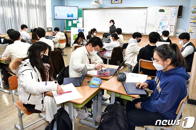 지난 2021년 12월7일 제주 서귀포 표선고등학교에서 IB(The International Baccalaureate) 월드스쿨 인증 현판식이 열린 후 공개된 수업 모습.(제주도교육청 제공)2021.12.7/뉴스ⓒ 뉴스1