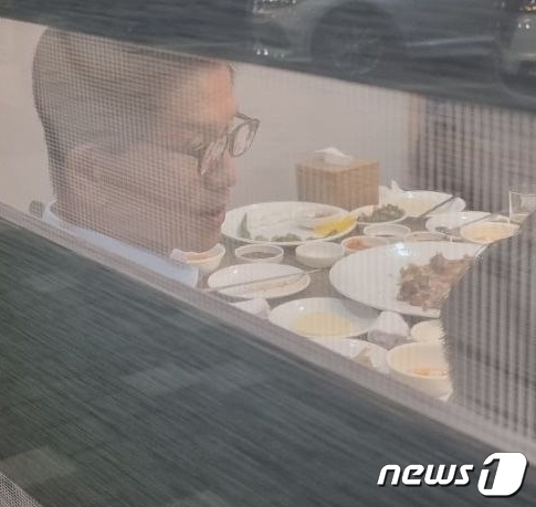 김문수 경제사회노동위원장이 지난 10월31일 경기도 수원 모 식당에서 저녁 자리를 가진 것이 확인됐다.(독자 제공)