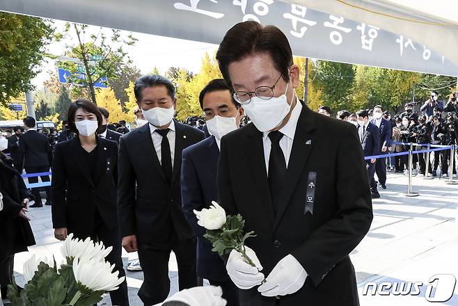 이재명 더불어민주당 대표와 당 지도부가 31일 오전 서울 용산구 녹사평역 광장에 마련된 이태원 사고 사망자 합동분향소를 찾아 애도하고 있다. (공동취재) 2022.10.31/뉴스1 ⓒ News1 신웅수 기자