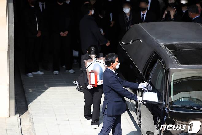 서울 이태원 참사 나흘째인 1일 오후 광주 광산구 한 장례식장에서 지역 희생자 A씨(24·여)의 발인식이 열리고 있다. 2022.11.1/뉴스1 ⓒ News1 정다움 기자