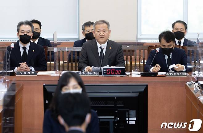 이상민 행정안전부 장관이 1일 오후 서울 여의도 국회에서 열린 제400회 국회(정기회) 제7차 행정안전위원회 전체회의에서 발언을 하고 있다. 2022.11.1/뉴스1 ⓒ News1 이재명 기자