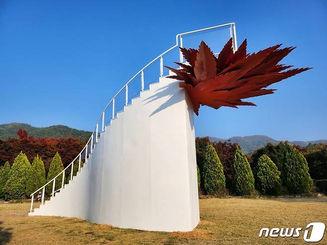 전북 정읍시가 내장산 생태공원 내 사진찍기 좋은 명소(포토존)를 설치해 관광객들로부터 호응을 얻고 있다. 포토존 천국의 계단(정읍시 제공)2022.11.1/뉴스1