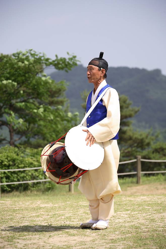 국가무형문화재 '선소리산타령' 보유자 황용주씨의 생전 독창 모습. (문화재청 제공)