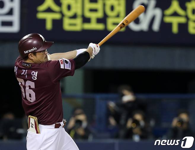 24일 오후 서울 송파구 잠실야구장에서 열린 ‘2022 신한은행 SOL KBO 포스트시즌’ 플레이오프 1차전 키움 히어로즈와 LG 트윈스의 경기, 키움 이지영이 2회초 1사 1루 상황에서 안타를 치고 있다. 2022.10.24/뉴스1 ⓒ News1 김진환 기자