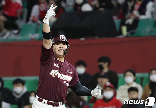 1일 오후 인천시 미추홀구 SSG 랜더스필드에서 열린 프로야구 '2022 신한은행 SOL KBO 포스트시즌' 한국시리즈 1차전 키움 히어로즈와 SSG 랜더스의 경기 연장 10회초 2아웃 1,2루 상황에서 키움 전병우가 역전 1타점 안타를 치고 기뻐하고 있다. 2022.11.1/뉴스1 ⓒ News1 송원영 기자