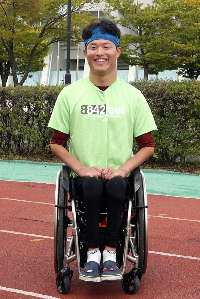 육상 박우철이 밝은 표정으로 인터뷰 하고 있다.