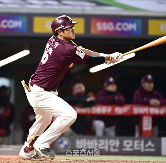 키움 이지영이 1일 인천SSG랜더스필드에서 열린 2022 KBO 한국시리즈 1차전 SSG와 경기 6회초 2사2루 우중간 안타를 치고 있다. 문학 | 최승섭기자 thunder@sportsseoul.com