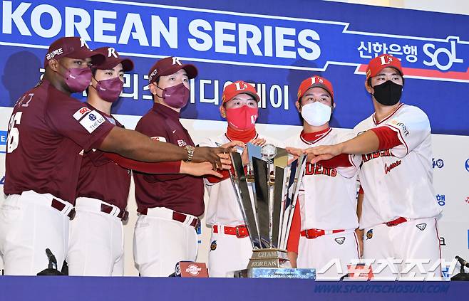 31일 인천 문학종합경기장 그랜드 오스티엄 CMCC홀에서 2022 KBO 한국시리즈 미디어데이가 열렸다. 우승트로피와 함께 포즈를 취하고 있는 양 팀 감독과 선수들. 인천=송정헌 기자songs@sportschosun.com/2022.10.31/