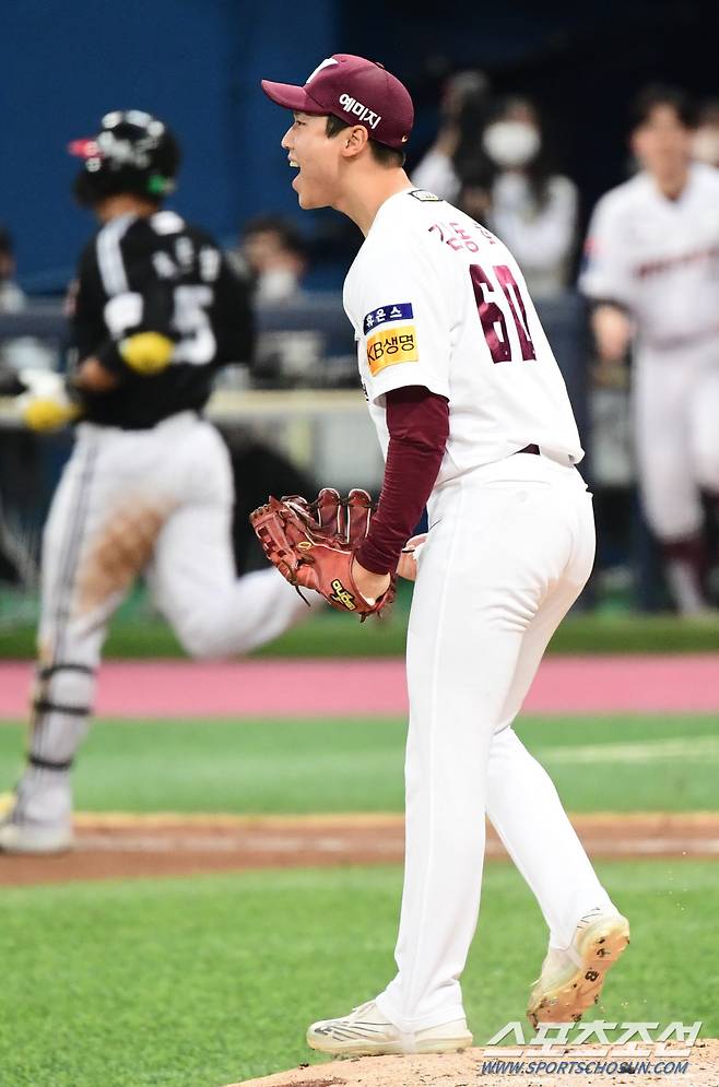 2022 KBO 플레이오프 4차전 LG트윈스와 키움히어로즈의 경기가 28일 고척스카이돔에서 열렸다.  키움 투수 김동혁이 8회초 1사 1,3루에서 채은성을 병살처리 하며 포효하고 있다. 고척=최문영 기자 deer@sportschosun.com/2022.10.28/