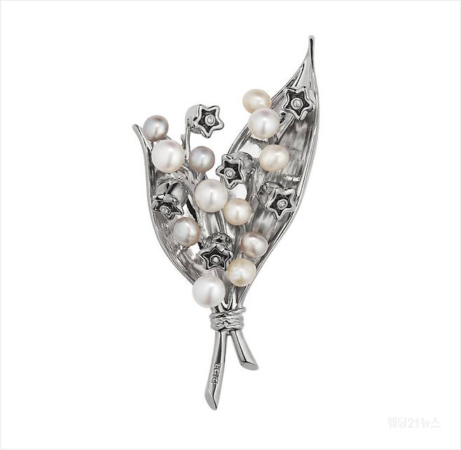 생화 부토니에르 대신 영원히 추억할 수 있는 주얼리 브로치. 디올