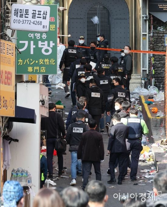 31일 서울 용산구 이태원 압사 사고 현장에서 서울경찰청 수사본부와 국립과학수사연구원 관계자들이 현장감식을 진행하고 있다./김현민 기자 kimhyun81@