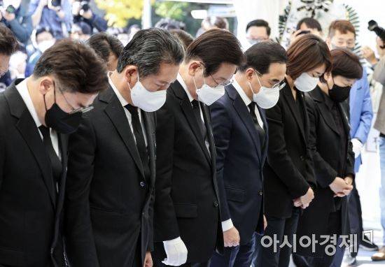 이재명 더불어민주당 대표를 비롯한 최고위원들이 지난달 31일 서울 용산구 녹사평역광장에 마련된 이태원 사고 사망자 합동분향소에서 헌화하고 있다./김현민 기자 kimhyun81@