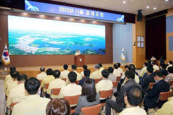 홍남표 경남 창원특례시장이 시청 시민홀에서 정례조회를  가지고 있다.