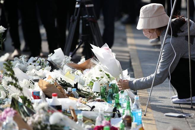 1일 서울 용산구 이태원역 1번 출구에 마련된 이태원 핼러윈 압사 참사 추모공간을 찾은 시민들이 희생자들을 추모하고 있다./뉴스1