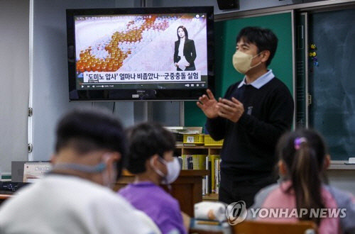 1일 오전 서울 용산구에 위치한 한 초등학교에서 학생들이 가슴에 검은색 리본을 달고 압사사고 관련 안전교육을 받고 있다. [사진공동취재단]