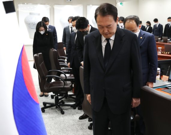 윤석열 대통령이 1일 서울 용산 대통령실 청사에서 열린 국무회의에서 이태원 참사 희생자들의 명복을 비는 묵념을 하고 있다. /사진=뉴시스화상