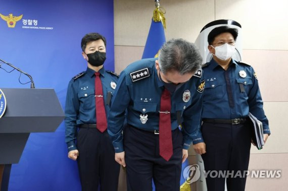 윤희근 경찰청장이 1일 서울 서대문구 경찰청에서 '이태원 참사'와 관련해 입장 발표에 앞서 대국민 사과를 하고 있다. 사진=연합뉴스 제공