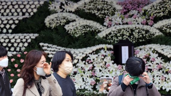 1일 서울광장에 마련된 이태원 사고 사망자 합동 분향소에서 시민들이 조문을 마친 후 눈물을 닦고 있다. 사진=서동일 기자