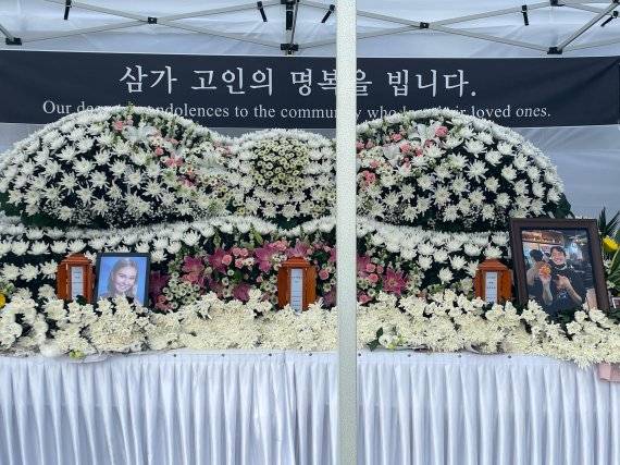 1일 한양대학교 정문 앞에 마련된 이태원 사고 희생자 합동 분향소 추모 공간. 이번 사고로 사망한 유학생들의 사진이 놓여있다 /사진=박지연 기자