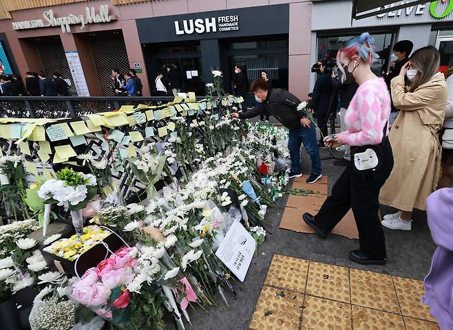 1일 서울 용산구 이태원역 1번 출구 앞 참사 추모 공간에서 이스라엘에서 온 관광객들이 고인을 추모하는 헌화를 하고 있다. 관광을 위해 한국을 찾은 이들은 참사 당일 이태원을 방문했다고 취재진에게 설명했다. 연합뉴스