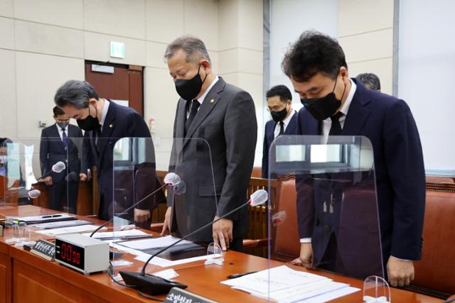 이상민 행정안전부 장관이 1일 오후 국회에서 열린 행정안전위원회 전체회의에 출석해 묵념하고 있다. 왼쪽부터 윤희근 경찰청장, 이 장관, 남화영 소방청장 직무대리 겸 차장. 연합뉴스