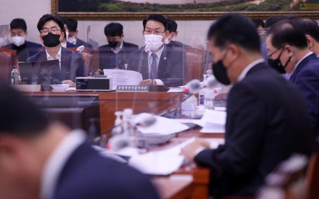 김인중 농림축산식품부 차관이 1일 서울 여의도 국회에서 열린 제400회 국회 제1차 농림축산식품해양수산위원회 예산결산심사소위에서 발언을 하고 있다. 뉴시스