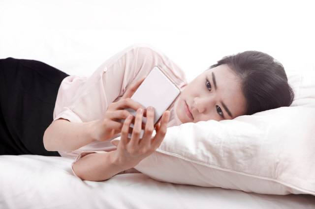 소셜미디어로 접한 다른 사람의 일상과 내 일상을 비교하며 우울감을 느끼는 ‘카페인 증후군’이 있다면 소셜미디어 사용 시간을 점차 줄여야 한다./사진=클립아트코리아