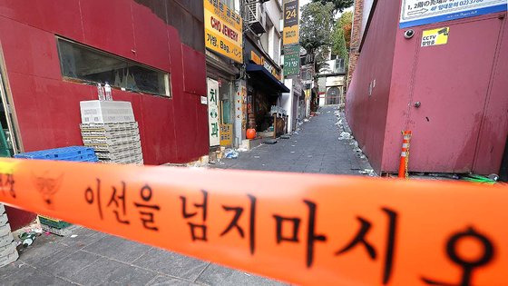 서울 용산구 이태원 '핼러윈 인파' 압사 사고 현장. SNS에선 가짜뉴스와 음모론 등 각종 선을 넘는 발언들이 확산되고 있다. [연합뉴스]