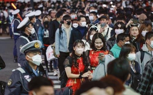 지난달 30일 오후 일본 경찰이 도쿄 시부야에서 핼러윈 인파를 통제하고 있다. [교도=연합뉴스]