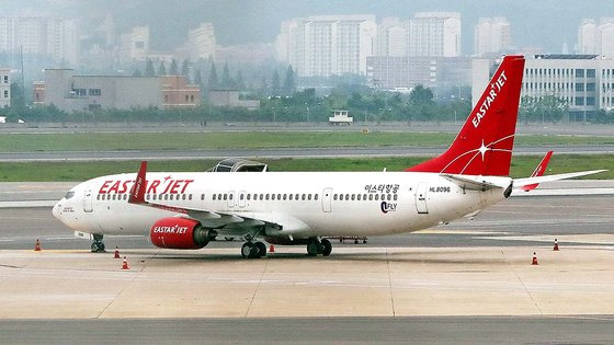 김포공항 국내선 계류장에 이스타항공 항공기가 서 있다. 뉴스1