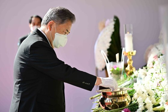 박진 외교부 장관이 지난달 31일 오후 서울 중구 서울광장에 마련된 '이태원 사고 사망자 합동분향소'를 찾아 분향하고 있다. (외교부 제공) 뉴스1