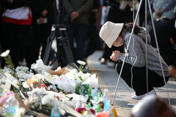 1일 서울 용산구 이태원역 1번 출구에 마련된 이태원 핼러윈 압사 참사 추모공간을 찾은 한 시민이 희생자들을 추모하고 있다. 뉴스1