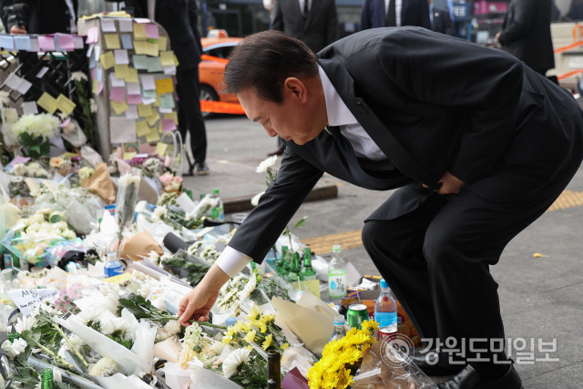 ▲ 윤석열 대통령이 1일 오전 서울 이태원역 인근 희생자 합동 분향소를 찾아 헌화 묵념하고 있다. 사진/대통령실 공동취재단